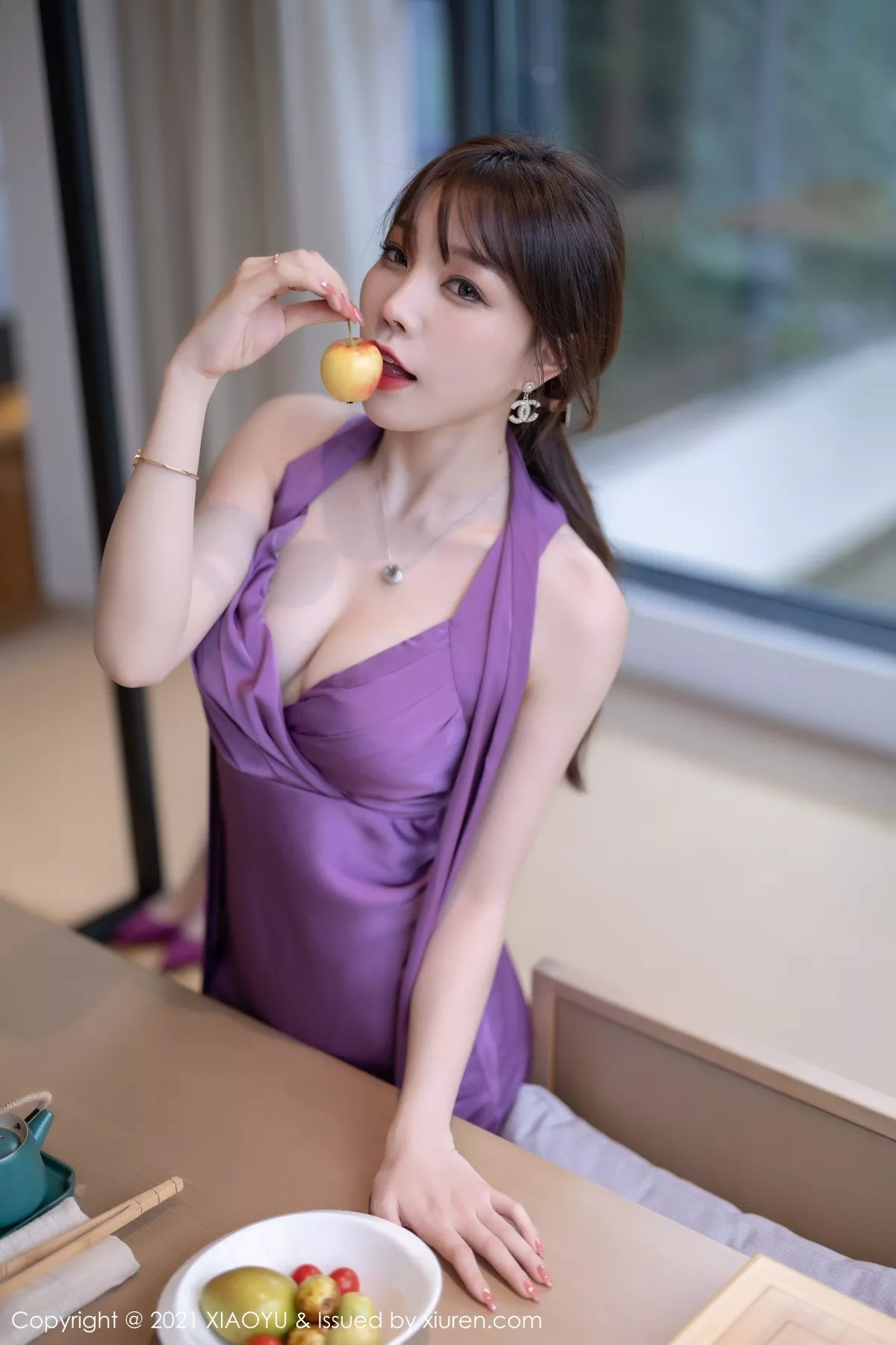 秀人集.com_[XiaoYu画语界]Vol.634_女神芝芝Booty紫色长裙配开档黑丝裤袜秀翘臀美腿诱惑写真100P